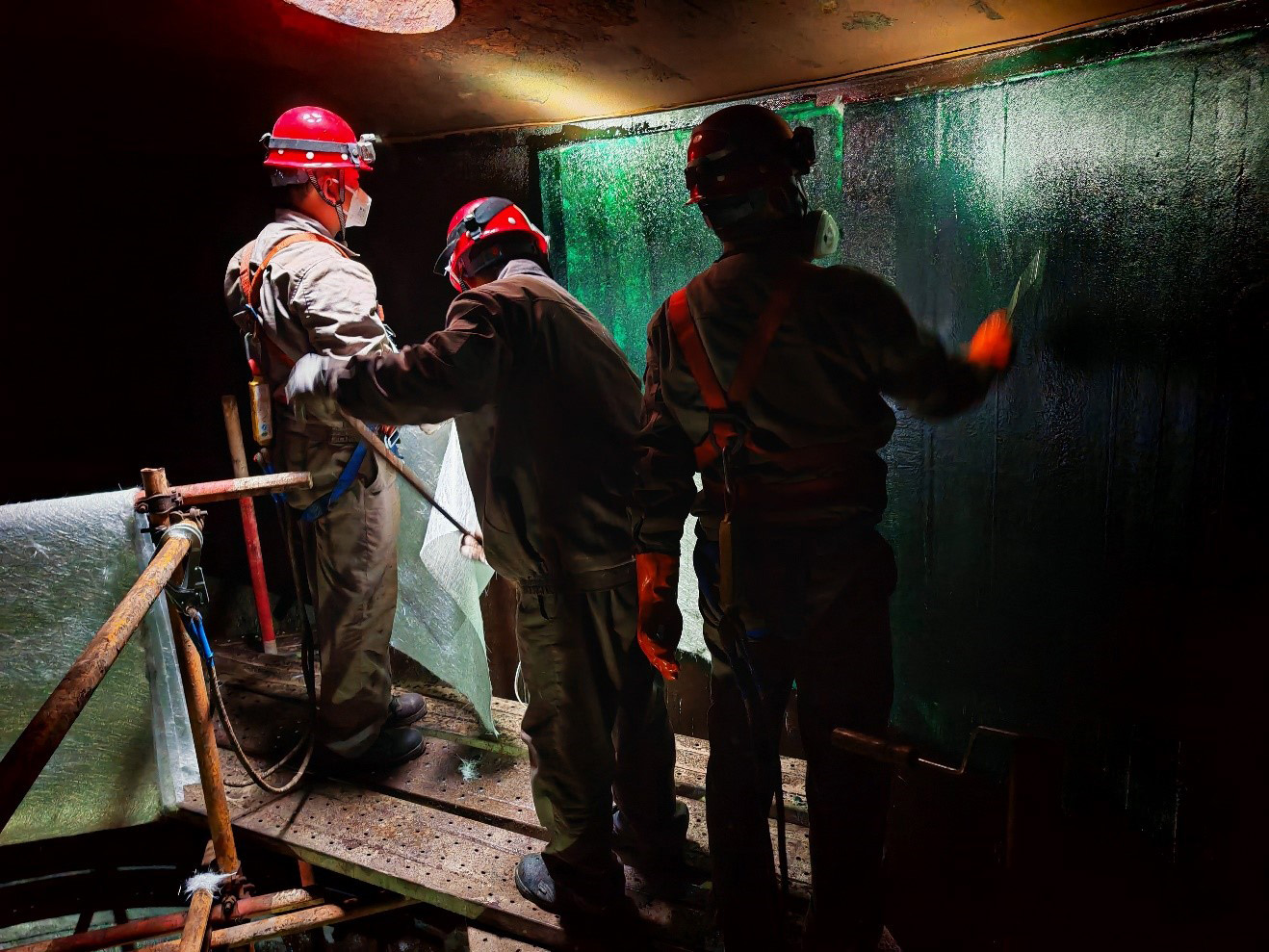 澳科中意圓滿(mǎn)完成陜西某油田立式儲(chǔ)罐內(nèi)襯防腐施工